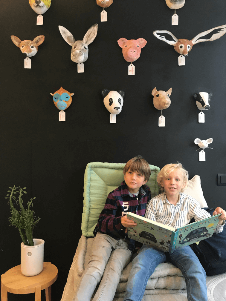jongens lezen voor uit boek voor muur voor met dieren van babetteswereld