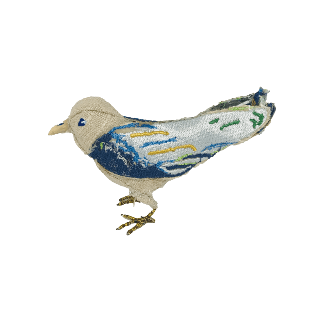 linnen vogel genaamd Koning geborduurde vleugels blauw met houten snaveltje en pootjes van ijzerdraad