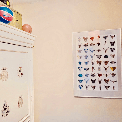 poster van de dierenkoppen door Babette gemaakt in een kinderkamer