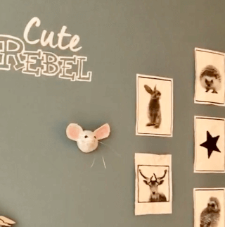 papiermache muisje op muur van stoere jongen