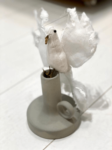 soft sculpture witte duif op kandelaar